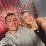 Pernilla Böckerman Instagram - Sukelletaan vielä hetkeksi TTK kuplaan ja tässä vielä kuva viime syksyltä! Syksy oli aivan upea ja saatiin vetää teille niin monta tanssia, joista nautittiin aivan täysillä! Kiitos vielä kerran kaikille tätä tanssimatkaa mukana kulkeneille. Tässä samalla haluamme yhteisesti ottaa kantaa myös meitä koskeviin huhuihin. Sanotaan se nyt suoraan: meillä ei ole romanttista suhdetta ja toivoisimme kovasti, että asian spekulointi loppuisi. Kummallakin meillä on menossa samanlainen elämäntilanne, joten siitä on ollut helppoa puhua toiselle. Spekulointi on saanut sen verran laajat mittasuhteet, että se ei kosketa enää vain meitä, vaan myös lähipiiriämme. Nyt katseet kuitenkin kohti tulevia juttuja meidän kummankin osalta: Anssi keskittyy tulevaan kiertueeseen ja Pernilla sisäsoutuun! Näitä mm. siis jatkossa luvassa täältä meidän somekanavista.