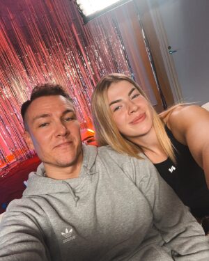 Pernilla Böckerman Instagram - Sukelletaan vielä hetkeksi TTK kuplaan ja tässä vielä kuva viime syksyltä! Syksy oli aivan upea ja saatiin vetää teille niin monta tanssia, joista nautittiin aivan täysillä! Kiitos vielä kerran kaikille tätä tanssimatkaa mukana kulkeneille.

Tässä samalla haluamme yhteisesti ottaa kantaa myös meitä koskeviin huhuihin. Sanotaan se nyt suoraan: meillä ei ole romanttista suhdetta ja toivoisimme kovasti, että asian spekulointi loppuisi. Kummallakin meillä on menossa samanlainen elämäntilanne, joten siitä on ollut helppoa puhua toiselle. Spekulointi on saanut sen verran laajat mittasuhteet, että se ei kosketa enää vain meitä, vaan myös lähipiiriämme.

Nyt katseet kuitenkin kohti tulevia juttuja meidän kummankin osalta: Anssi keskittyy tulevaan kiertueeseen ja Pernilla sisäsoutuun! Näitä mm. siis jatkossa luvassa täältä meidän somekanavista.