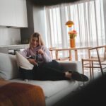 Pernilla Böckerman Instagram - Mainos @yopro_nordics ⛅️ Kolme hyvin tyypillistä tilannetta arjestani! Nautin liikunnasta, ulkoilusta ja palautumisesta sohvan nurkassa! Päiväni ovat hektisiä ja jokainen päivä tuo mukanaan uusia haasteita. Liikkuminen paikasta toiseen on arkipäivääni, joten hyvien välipalojen merkitys korostuu entisestään! YoPRO -proteiinijuomat ovat käteviä napata mukaan ja maistuvat aina herkullisilta! Proteiini edistää lihasmassan säilymistä ja kasvua. Nautin sitä osana tasapainoista ja monipuolista ruokavaliotani sekä terveitä elämäntapojani. Lempparini on vadelma/mansikka 🍓🫶🏼 #YoPRO #YoPRO_Nordics #Protein