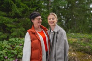 Pernilla Böckerman Instagram - Huvila ja Huussi tänään kello 20 Nelosella 🏡❤️ Ohjelman lopputulos oli uskomaton ja juuri meidän näköisemme. Nyt meillä on täydellinen paikka luoda yhteisiä muistoja ystävien ja perheen kanssa!

Kuvat @marikasaikkonen