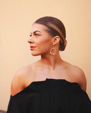 Pernilla Böckerman Instagram - Tänään on aika juhlia tämän alan taitavien tekijöiden kanssa! ✨

MUAH @sannipohjalainen 
Suihkurusketus @llbmarianne *saatu
Kynnet @polished_by_monika *saatu
Mekko @bymalina 
Korvakorut @kultaseppabockerman 
Kengät @newbottega 
Laukku @celine