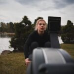 Pernilla Böckerman Instagram – Yksi asia kummittelee takaraivossa ja pahasti 🙌🏼 2021 vedin pari suomen ennätystä 500m sisäsoudussa. No se ei niinkään ärsytä, päinvastoin. Pointti on se, että jos olisin vetänyt nämä vedot MM-kisoissa olohuoneen sijaan olisin tällä hetkellä lajin maailmanmestari… 

Laji kiehtoo edelleen, mutta suorituksen jälkeinen fiilis ei 😄
