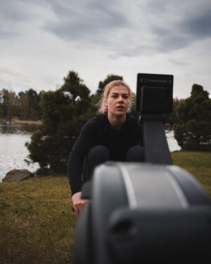 Pernilla Böckerman Instagram - Yksi asia kummittelee takaraivossa ja pahasti 🙌🏼 2021 vedin pari suomen ennätystä 500m sisäsoudussa. No se ei niinkään ärsytä, päinvastoin. Pointti on se, että jos olisin vetänyt nämä vedot MM-kisoissa olohuoneen sijaan olisin tällä hetkellä lajin maailmanmestari… 

Laji kiehtoo edelleen, mutta suorituksen jälkeinen fiilis ei 😄
