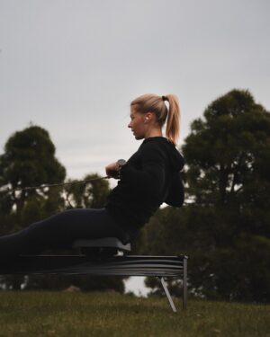 Pernilla Böckerman Instagram - Yksi asia kummittelee takaraivossa ja pahasti 🙌🏼 2021 vedin pari suomen ennätystä 500m sisäsoudussa. No se ei niinkään ärsytä, päinvastoin. Pointti on se, että jos olisin vetänyt nämä vedot MM-kisoissa olohuoneen sijaan olisin tällä hetkellä lajin maailmanmestari… 

Laji kiehtoo edelleen, mutta suorituksen jälkeinen fiilis ei 😄