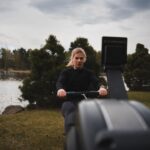 Pernilla Böckerman Instagram – Yksi asia kummittelee takaraivossa ja pahasti 🙌🏼 2021 vedin pari suomen ennätystä 500m sisäsoudussa. No se ei niinkään ärsytä, päinvastoin. Pointti on se, että jos olisin vetänyt nämä vedot MM-kisoissa olohuoneen sijaan olisin tällä hetkellä lajin maailmanmestari… 

Laji kiehtoo edelleen, mutta suorituksen jälkeinen fiilis ei 😄