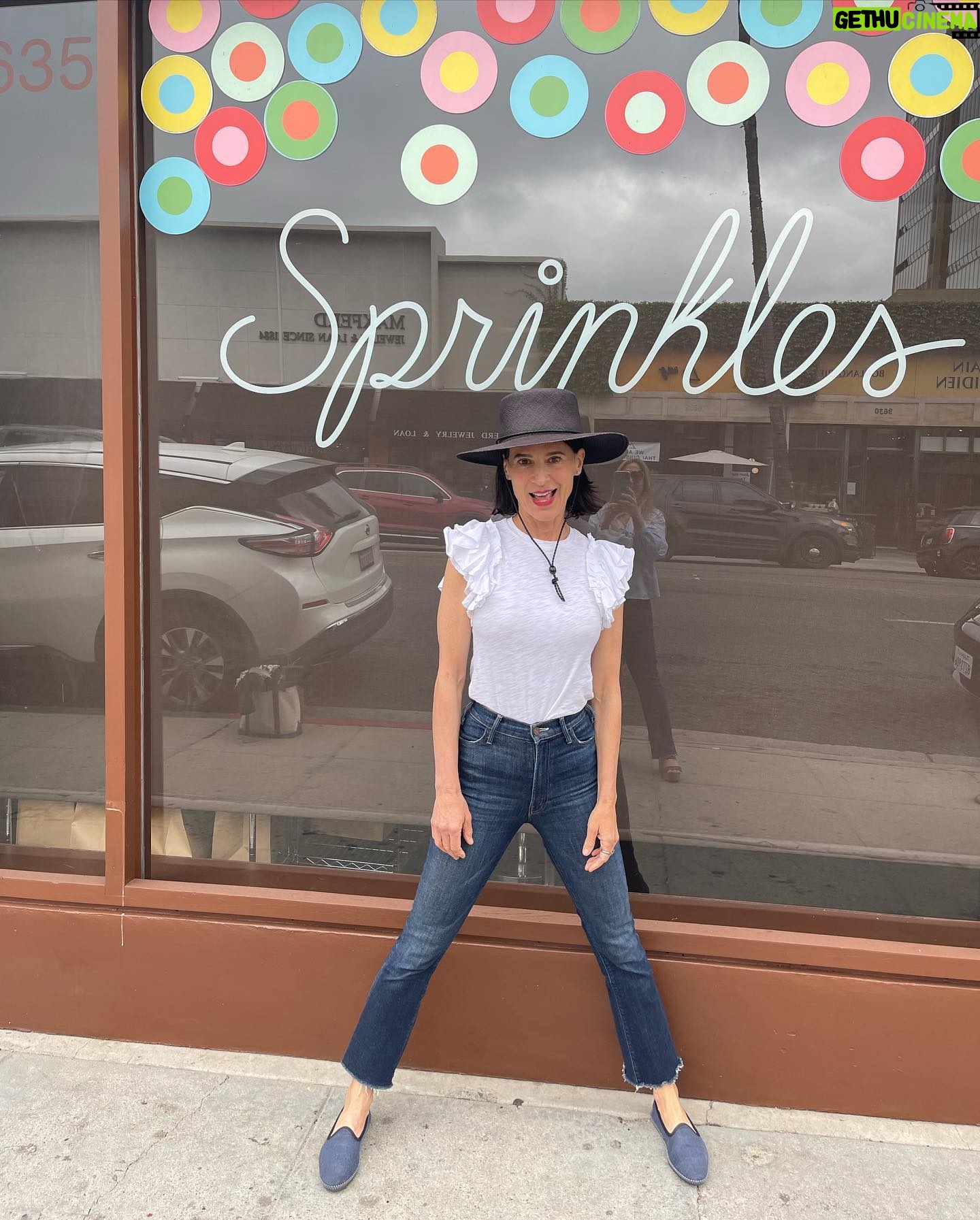 Perrey Reeves - 657 Likes - Cupcakes with @hopigolucky 🧁
