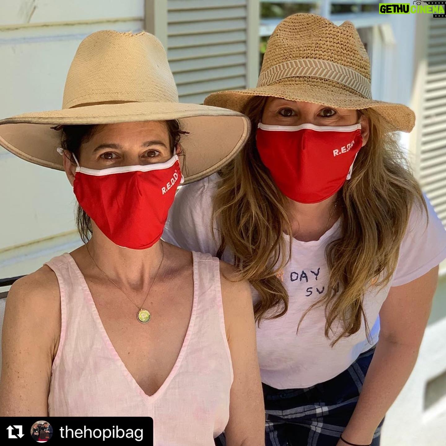 Perrey Reeves - 425 Likes - #Repost @thehopibag with @make_repost
・・・
Wear a mask! 😷!
#friendsforever