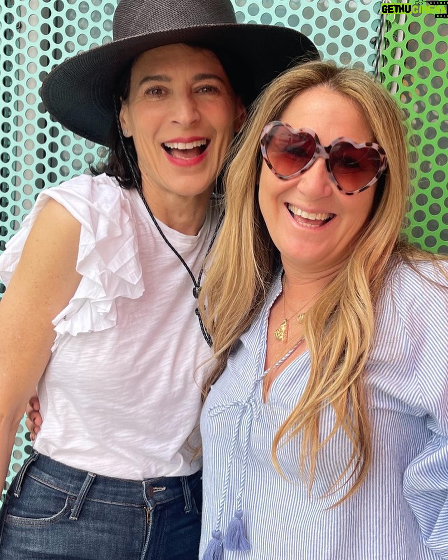 Perrey Reeves - 657 Likes - Cupcakes with @hopigolucky 🧁