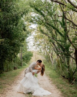 Perry Mattfeld Instagram - Exclusive: Actress @perrymattfeld wed football star and current @nfl analyst @mark_sanchez during a magical weekend affair in #Oaxaca. The bride, whose resume includes @cwinthedark and @shameless, wore a custom @karensabagbride gown to say "I DO" on the steps of a 16th-century colonial monastery. 222 of their closest loved ones joined in celebrating the pair who chose #Mexico to honor their Mexican descent. #caratsandcake
📷: @diegopadillaweddings
📋: @verovivaseventos
💐: Carlos Guzman Designs
📍: Casa dos Lagos (reception)
👰‍♀️: Custom bridal by @karen.sabag for @karensabagofficial
💄: @makeupartisthannah
🤵‍♂️: @chookhare (custom)
👗: Custom bridal by @karen.sabag for @karensabagofficial
💌: @every.little.something and @kellykristindesign
🎥: @joshmarttin
🎤: Eddie Sumlin (DJ), Leslie Powel (singer), and Seth Cook (singer)