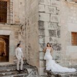 Perry Mattfeld Instagram - Exclusive: Actress @perrymattfeld wed football star and current @nfl analyst @mark_sanchez during a magical weekend affair in #Oaxaca. The bride, whose resume includes @cwinthedark and @shameless, wore a custom @karensabagbride gown to say "I DO" on the steps of a 16th-century colonial monastery. 222 of their closest loved ones joined in celebrating the pair who chose #Mexico to honor their Mexican descent. #caratsandcake 📷: @diegopadillaweddings 📋: @verovivaseventos 💐: Carlos Guzman Designs 📍: Casa dos Lagos (reception) 👰‍♀️: Custom bridal by @karen.sabag for @karensabagofficial 💄: @makeupartisthannah 🤵‍♂️: @chookhare (custom) 👗: Custom bridal by @karen.sabag for @karensabagofficial 💌: @every.little.something and @kellykristindesign 🎥: @joshmarttin 🎤: Eddie Sumlin (DJ), Leslie Powel (singer), and Seth Cook (singer)