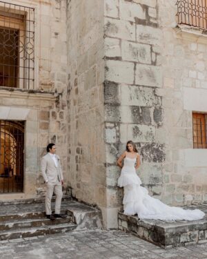 Perry Mattfeld Instagram - Exclusive: Actress @perrymattfeld wed football star and current @nfl analyst @mark_sanchez during a magical weekend affair in #Oaxaca. The bride, whose resume includes @cwinthedark and @shameless, wore a custom @karensabagbride gown to say "I DO" on the steps of a 16th-century colonial monastery. 222 of their closest loved ones joined in celebrating the pair who chose #Mexico to honor their Mexican descent. #caratsandcake
📷: @diegopadillaweddings
📋: @verovivaseventos
💐: Carlos Guzman Designs
📍: Casa dos Lagos (reception)
👰‍♀️: Custom bridal by @karen.sabag for @karensabagofficial
💄: @makeupartisthannah
🤵‍♂️: @chookhare (custom)
👗: Custom bridal by @karen.sabag for @karensabagofficial
💌: @every.little.something and @kellykristindesign
🎥: @joshmarttin
🎤: Eddie Sumlin (DJ), Leslie Powel (singer), and Seth Cook (singer)