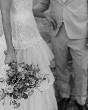 Perry Mattfeld Instagram - Exclusive: Actress @perrymattfeld wed football star and current @nfl analyst @mark_sanchez during a magical weekend affair in #Oaxaca. The bride, whose resume includes @cwinthedark and @shameless, wore a custom @karensabagbride gown to say "I DO" on the steps of a 16th-century colonial monastery. 222 of their closest loved ones joined in celebrating the pair who chose #Mexico to honor their Mexican descent. #caratsandcake
📷: @diegopadillaweddings
📋: @verovivaseventos
💐: Carlos Guzman Designs
📍: Casa dos Lagos (reception)
👰‍♀️: Custom bridal by @karen.sabag for @karensabagofficial
💄: @makeupartisthannah
🤵‍♂️: @chookhare (custom)
👗: Custom bridal by @karen.sabag for @karensabagofficial
💌: @every.little.something and @kellykristindesign
🎥: @joshmarttin
🎤: Eddie Sumlin (DJ), Leslie Powel (singer), and Seth Cook (singer)