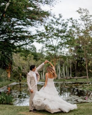 Perry Mattfeld Instagram - Exclusive: Actress @perrymattfeld wed football star and current @nfl analyst @mark_sanchez during a magical weekend affair in #Oaxaca. The bride, whose resume includes @cwinthedark and @shameless, wore a custom @karensabagbride gown to say "I DO" on the steps of a 16th-century colonial monastery. 222 of their closest loved ones joined in celebrating the pair who chose #Mexico to honor their Mexican descent. #caratsandcake
📷: @diegopadillaweddings
📋: @verovivaseventos
💐: Carlos Guzman Designs
📍: Casa dos Lagos (reception)
👰‍♀️: Custom bridal by @karen.sabag for @karensabagofficial
💄: @makeupartisthannah
🤵‍♂️: @chookhare (custom)
👗: Custom bridal by @karen.sabag for @karensabagofficial
💌: @every.little.something and @kellykristindesign
🎥: @joshmarttin
🎤: Eddie Sumlin (DJ), Leslie Powel (singer), and Seth Cook (singer)