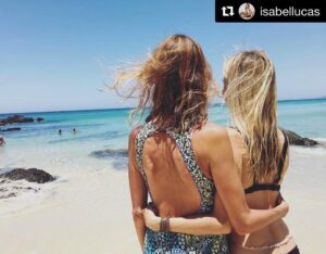Peta Wilson Instagram - You're welcome @isabellucas 
Fresh & salty 
@wyliewilson #loveem #thankyou 👙#getwylie