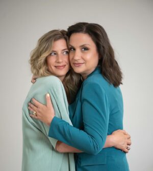 Petra Mede Instagram - ”Nu tar vi det jävligt lugnt” en ny podcast är född. Premiär september 2024
@anna.granath och jag.
Nu väntar vi och ni andlöst 🌟