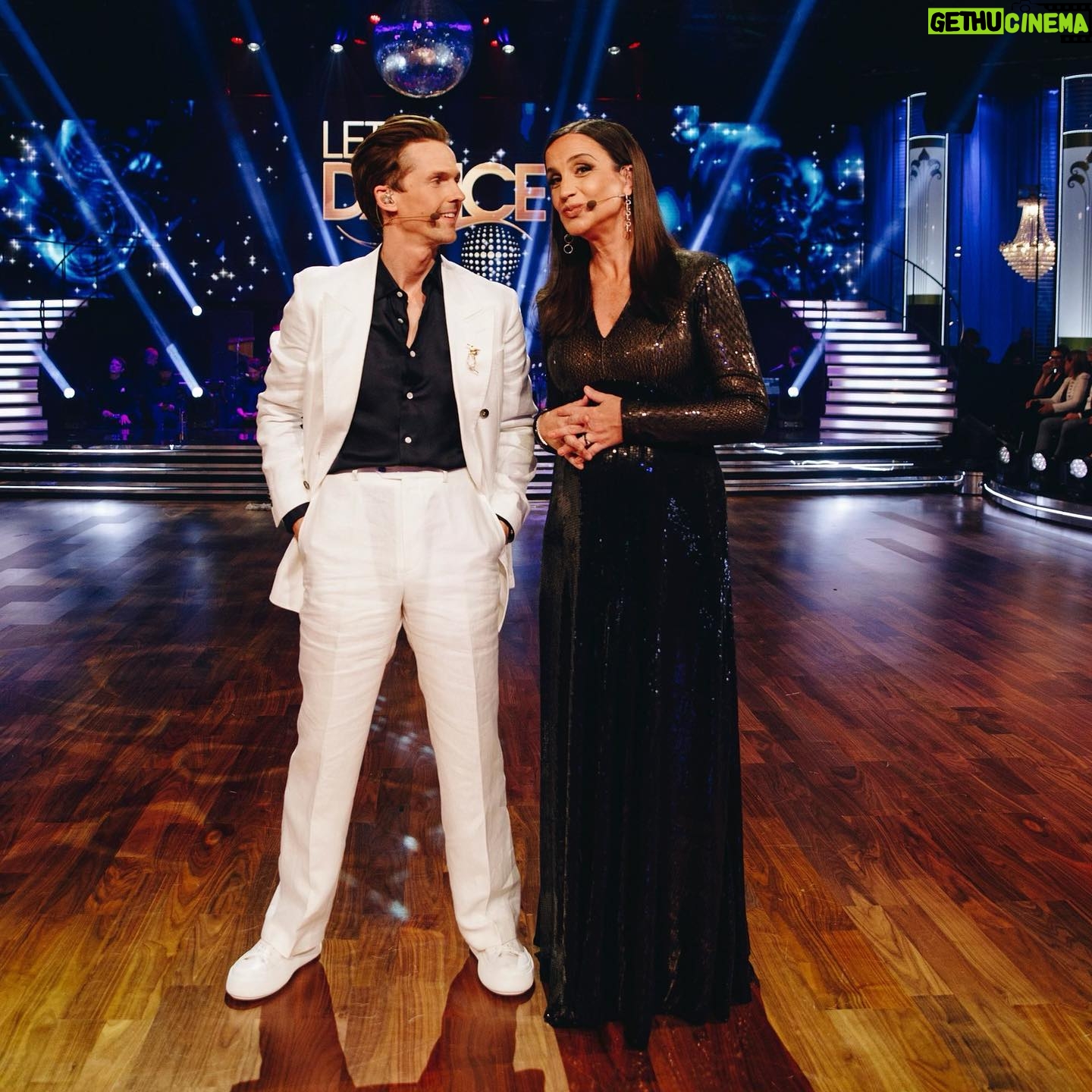 Petra Mede - 3K Likes - Tack för dansen fantastiska @doctormouna och @tobiaswallin1 ❤️❤️
Vilka stjärnor och underbara människor att jobba med. Mouna, vilken otrolig resa du gjort. Gårdagens dans var makalös. Ni blir saknade ✨
Och tack för att jag får vara med dig @thedavidlindgren varje lördag ett tag till ❤️
Men vi står icke där helt nakna för bövelen:
Som alltid känner jag mig som en drottning i
Klänning @larswallinofficial
Smycken: @lwljewelry @stromdahlsstockholm @bigli_jewels
Smink @glammed.by.caroline
Manus @mickemartensson Fredrik Berger