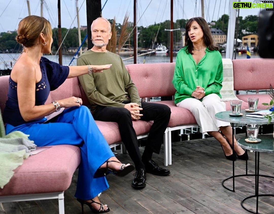 Petra Mede - 1.7K Likes - ”Här ska ribban ligga” sa @tildedepaula till mig och @kristianluuk
Oss programledare emellan.
@tilde @tv4 foto underbara @photographerkarintornblom