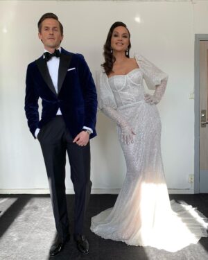 Petra Mede Instagram - Min skönhetsresa slår i taket, för att inte tala om de tävlande. Hur är det möjligt att bli så bra dansare på så kort tid?
Hatten av. Långklänning på.
Stylist @sarabiderman 
Smink @connybackstrom 
Hår @gustav.lagertrad 
Klänning @idalanto_couture 
Smycken @lwljewelry 
Naglar @fridaselkirk 
Stylistassistent @sarahhjanina