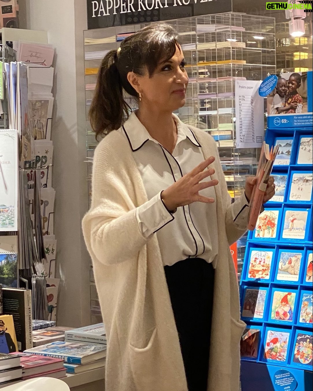 Petra Mede - 2.4K Likes - Vad är detta? En författare som står och talar om sin bok #skamochhögmodisävedalen på @appelvikensbokhandel ?
Kanske det kanske.🤔