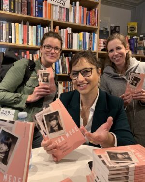 Petra Mede Instagram - Plötsligt händer det!
Alla vill ha boken! 
#skamochhögmodisävedalen @gamlastansbokhandel @willowchild @annabananis