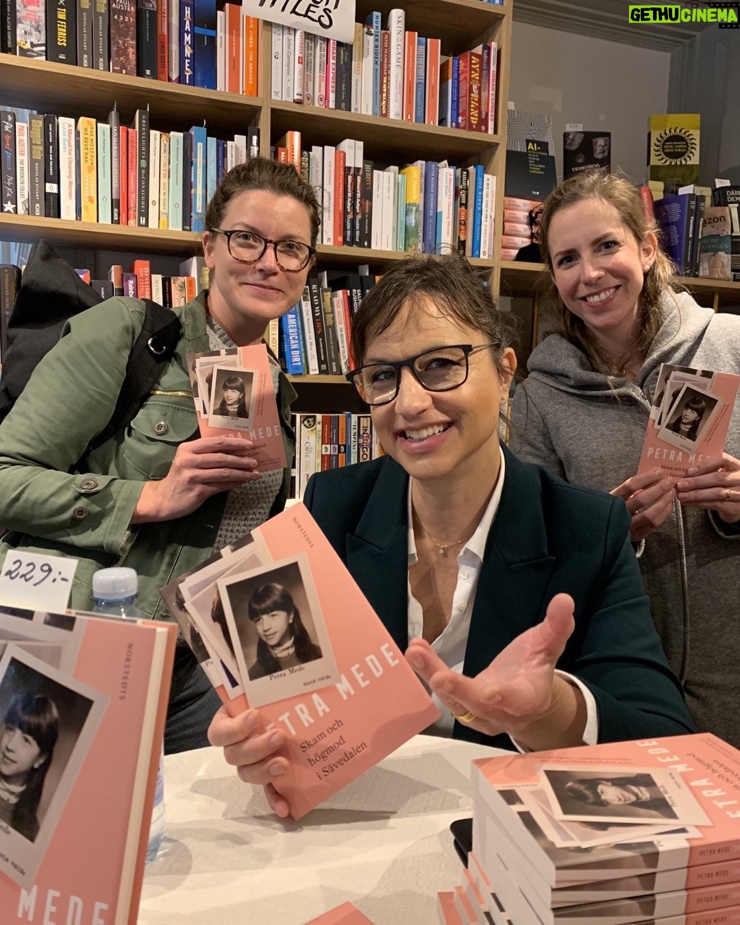 Petra Mede - 1.9K Likes - Plötsligt händer det!
Alla vill ha boken!
#skamochhögmodisävedalen @gamlastansbokhandel @willowchild @annabananis