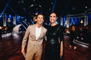Petra Mede Instagram - Tack underbara @henrikfexeus och @malinwatson ❤️❤️
Vilka stjärnor. Er allra sista dans var magisk. 
En sån fröjd att få vara i er närhet. Genuina, roliga och kärleksfulla så det räcker och blir över.
Och Henrik, keep dancing ❤️ 

@thedavidlindgren ❤️

Men nu allt om mitt utseende tack! 
@glammed.by.caroline @ann_astrom 
Klänning: @emeliejanrell 
Smycken: @lwljewelry 
Stylist: @ann_astrom @annacarolinakarlsson 
Makeup: @glammed.by.caroline