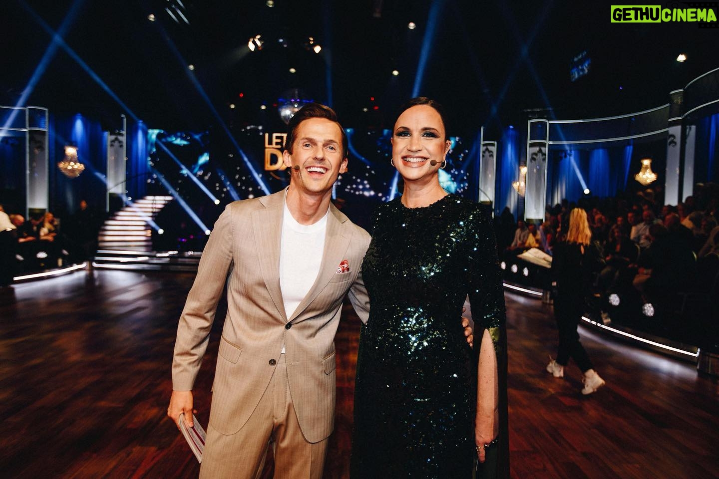 Petra Mede - 1.3K Likes - Tack underbara @henrikfexeus och @malinwatson ❤️❤️
Vilka stjärnor. Er allra sista dans var magisk.
En sån fröjd att få vara i er närhet. Genuina, roliga och kärleksfulla så det räcker och blir över.
Och Henrik, keep dancing ❤️
@thedavidlindgren ❤️
Men nu allt om mitt utseende tack!
@glammed.by.caroline @ann_astrom
Klänning: @emeliejanrell
Smycken: @lwljewelry
Stylist: @ann_astrom @annacarolinakarlsson
Makeup: @glammed.by.caroline
