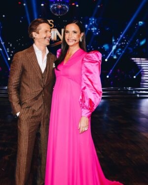 Petra Mede Instagram - Vilken afton! Vilka danser! Vilken spänning! 
Nivån är så hög att man baxnar.
@aronanderson och @jasminetakacs ❤️❤️
Tillsammans skapade ni inte bara oförglömliga danser utan skrev också historia. Det var inte en dag för tidigt.
Lördagens dans var magisk.

Det finns bara en @larswallindesigner och jag är så stolt att få bära så många klänningar av honom i år. ❤️❤️

Tack hela gänget som jobbar med med @tv4letsdance 
Ni är är enastående!

@thedavidlindgren ✨
 
Och tack @mickemartensson för ditt roliga manus ❤️ 

Och tack Klänning @larswallinofficial och otroliga juveler från @engelbertstockholm 💗

Och som alltid @glammed.by.caroline @ann_astrom  @annacarolinakarlsson ❤️