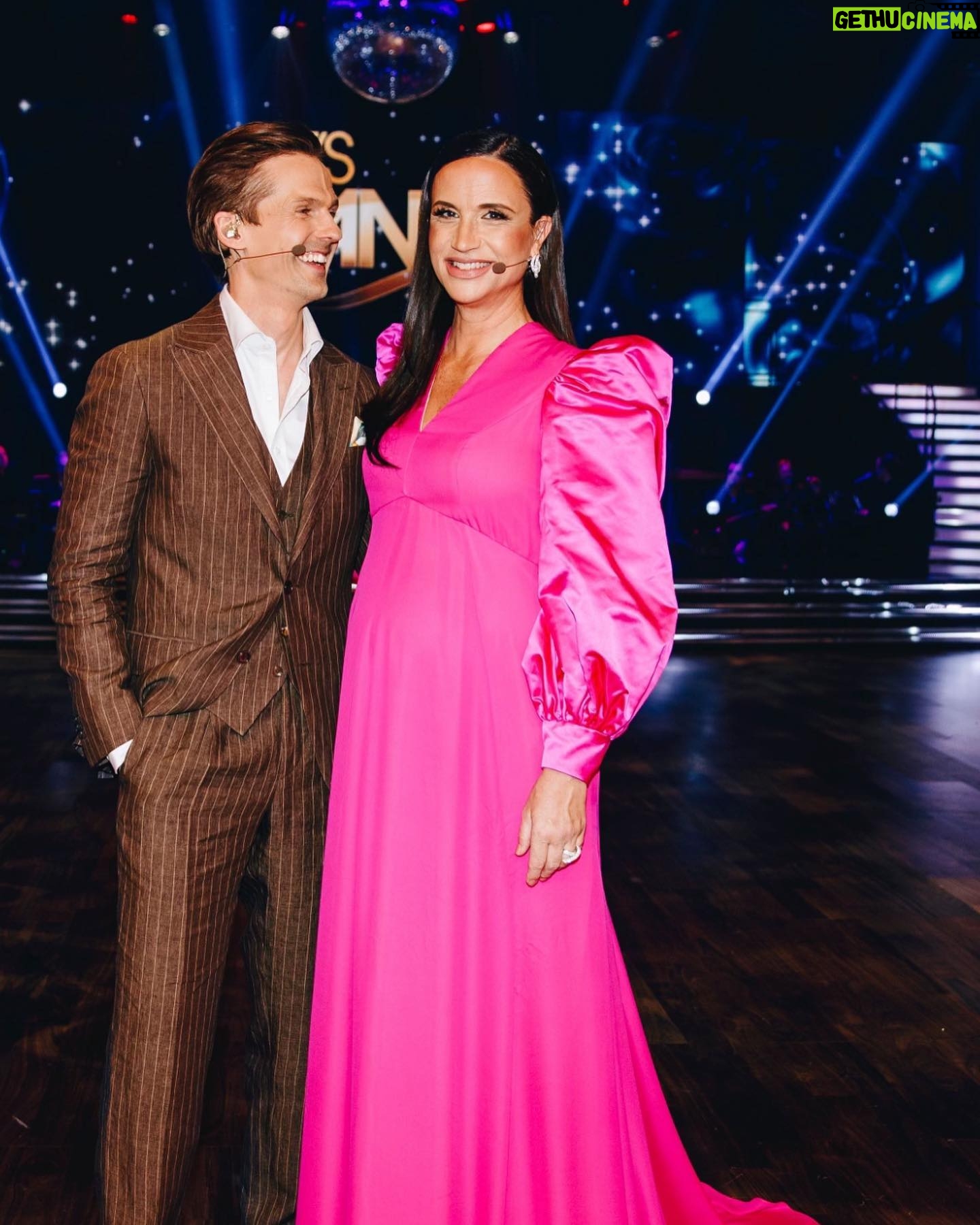 Petra Mede - 2.1K Likes - Vilken afton! Vilka danser! Vilken spänning!
Nivån är så hög att man baxnar.
@aronanderson och @jasminetakacs ❤️❤️
Tillsammans skapade ni inte bara oförglömliga danser utan skrev också historia. Det var inte en dag för tidigt.
Lördagens dans var magisk.
Det finns bara en @larswallindesigner och jag är så stolt att få bära så många klänningar av honom i år. ❤️❤️
Tack hela gänget som jobbar med med @tv4letsdance
Ni är är enastående!
@thedavidlindgren ✨
Och tack @mickemartensson för ditt roliga manus ❤️
Och tack Klänning @larswallinofficial och otroliga juveler från @engelbertstockholm 💗
Och som alltid @glammed.by.caroline @ann_astrom @annacarolinakarlsson ❤️