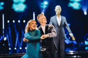Petra Mede Instagram - Tack underbara @henrikfexeus och @malinwatson ❤️❤️
Vilka stjärnor. Er allra sista dans var magisk. 
En sån fröjd att få vara i er närhet. Genuina, roliga och kärleksfulla så det räcker och blir över.
Och Henrik, keep dancing ❤️ 

@thedavidlindgren ❤️

Men nu allt om mitt utseende tack! 
@glammed.by.caroline @ann_astrom 
Klänning: @emeliejanrell 
Smycken: @lwljewelry 
Stylist: @ann_astrom @annacarolinakarlsson 
Makeup: @glammed.by.caroline