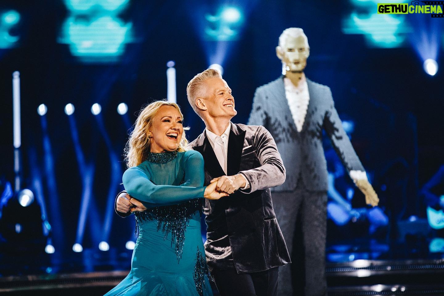Petra Mede - 1.3K Likes - Tack underbara @henrikfexeus och @malinwatson ❤️❤️
Vilka stjärnor. Er allra sista dans var magisk.
En sån fröjd att få vara i er närhet. Genuina, roliga och kärleksfulla så det räcker och blir över.
Och Henrik, keep dancing ❤️
@thedavidlindgren ❤️
Men nu allt om mitt utseende tack!
@glammed.by.caroline @ann_astrom
Klänning: @emeliejanrell
Smycken: @lwljewelry
Stylist: @ann_astrom @annacarolinakarlsson
Makeup: @glammed.by.caroline