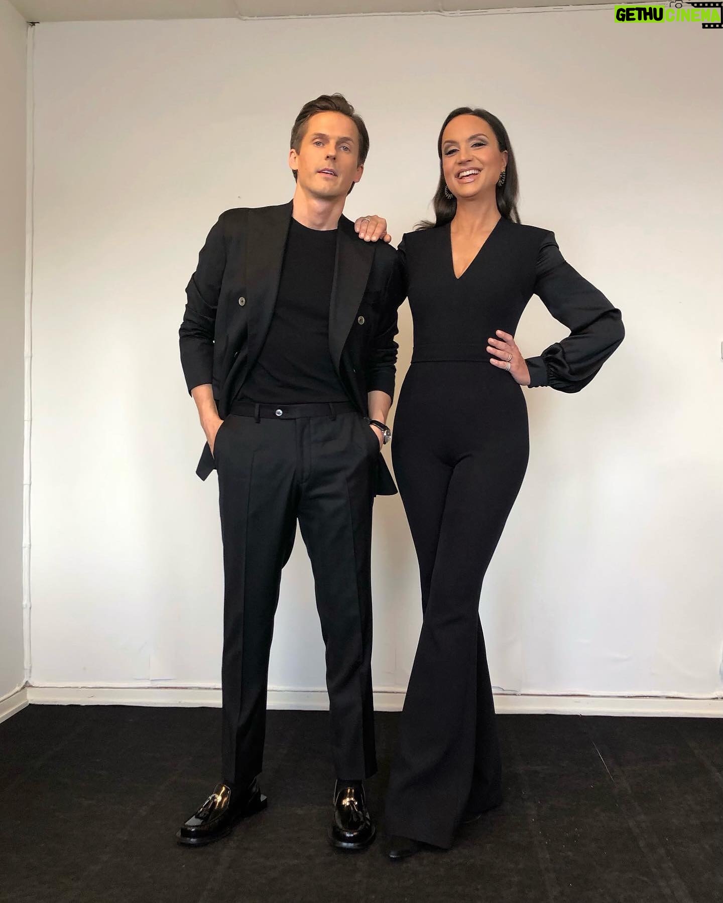 Petra Mede - 2.9K Likes - Waterloo, jag är besegrad av @sarabiderman ❤️
Stylist @sarabiderman
Smink @connybackstrom
Hår @gustav.lagertrad
Jumpsuit @safiyaa_official
Örhängen @deisys_sthlm
Ringar och armband @lwljewelry
Stylistassistenter @sarahhjanina @klarasunneborn
