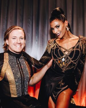 Petra Mede Instagram - Vilken afton! Vilka danser! Vilken spänning! 
Nivån är så hög att man baxnar.
@aronanderson och @jasminetakacs ❤️❤️
Tillsammans skapade ni inte bara oförglömliga danser utan skrev också historia. Det var inte en dag för tidigt.
Lördagens dans var magisk.

Det finns bara en @larswallindesigner och jag är så stolt att få bära så många klänningar av honom i år. ❤️❤️

Tack hela gänget som jobbar med med @tv4letsdance 
Ni är är enastående!

@thedavidlindgren ✨
 
Och tack @mickemartensson för ditt roliga manus ❤️ 

Och tack Klänning @larswallinofficial och otroliga juveler från @engelbertstockholm 💗

Och som alltid @glammed.by.caroline @ann_astrom  @annacarolinakarlsson ❤️