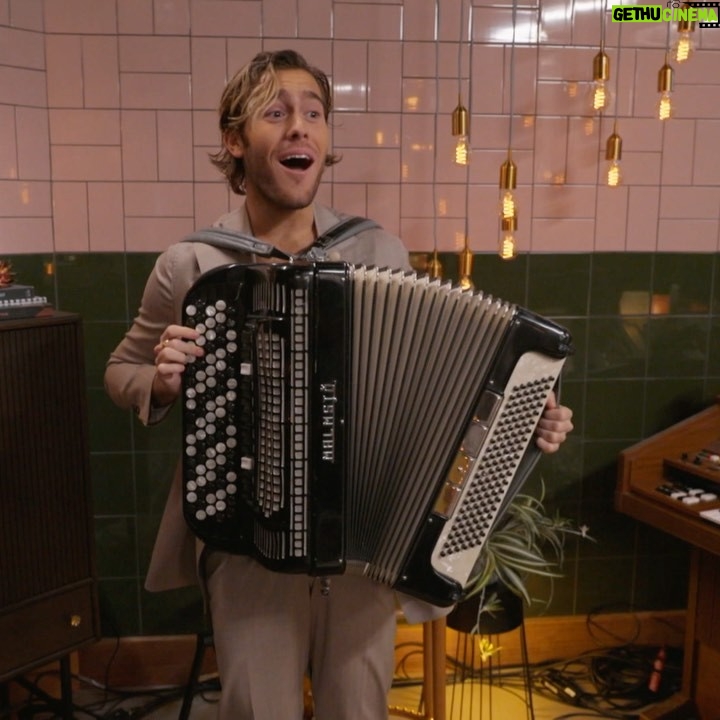 Petra Mede - 1.7K Likes - Första gången i år som jag åt riktig mat tack vare @benjaminingrosso och @niklasekstedt och första (och ev sista gången) jag fick köra till @harpoofficial @sarazachariasofficial och @mollyhammar
Tack för en ljuvlig afton och missa nu inte kvälles Benjamins på @tv4 🌼