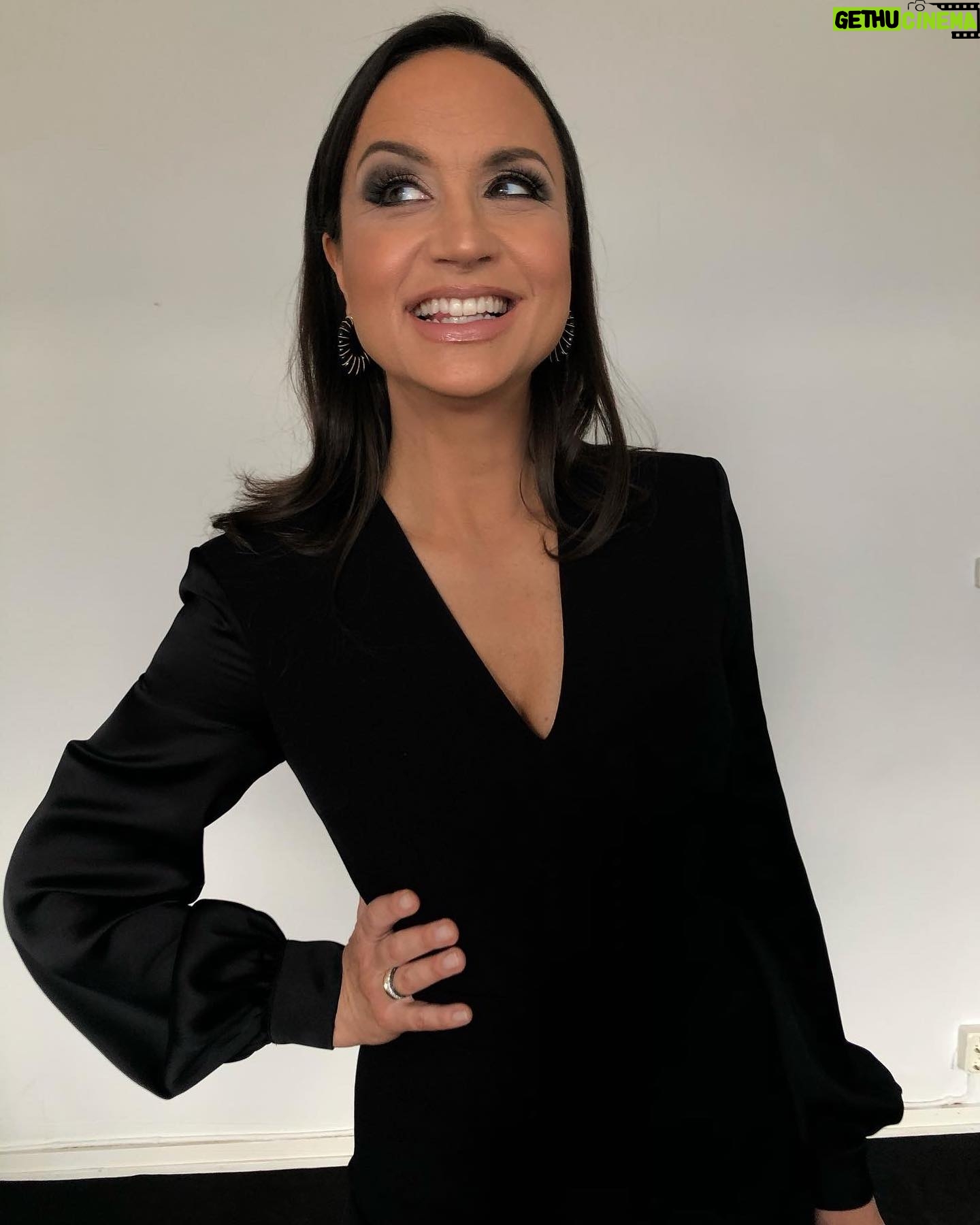 Petra Mede - 2.9K Likes - Waterloo, jag är besegrad av @sarabiderman ❤️
Stylist @sarabiderman
Smink @connybackstrom
Hår @gustav.lagertrad
Jumpsuit @safiyaa_official
Örhängen @deisys_sthlm
Ringar och armband @lwljewelry
Stylistassistenter @sarahhjanina @klarasunneborn