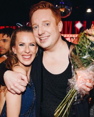 Petra Mede Instagram - Tommy Körberg! @tommy.korberg !Vad gjorde vi utan dig! Tack för att du förgyllde hela kvällen ✨✨✨✨
@tv4letsdance 
Och fina @markusgranseth och @ceciliaehrlingdanermark vilken fröjd att få ha delat dessa veckor med er. Vilken dansglädje i ordets rätta bemärkelse. Och gårdagens dans var så sublim och ett värdigt avslut på er underbara ”let’s dance-resa”.
❤️

Men som vanligt, alla glömmer lilla mig och min alltid lika lyckade look:

Klänning: @zaminascillasdotter
Smycken: @lwljewelry 
Skor @sania.dmina @glammed.by.caroline 

Manus: @mickemartensson #FredrikBerger

Och så hela kören som tog stämmor igår. Samtidigt som ni råddade hela sändningen!
👏👏👏👏👏

Jesus Christ, var den här kvällen var stjärnspäckad. Knockad av @peterjoback och @ola_salo 
En av dem lovade mig en biljett till premiären. #jesuschristsuperstar ⛪️

Och sist men störst @thedavidlindgren 
Min beundran för dig är utan slut!
En sån enastående dansare, sångare och artist du är. Och dessutom en av de roligaste jag vet. ❤️❤️❤️