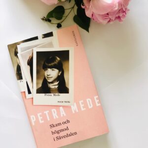 Petra Mede Instagram - Jag har skrivit en bok.
Förbeställ ditt signerade exemplar vetja!
Länk i bio. 🌸