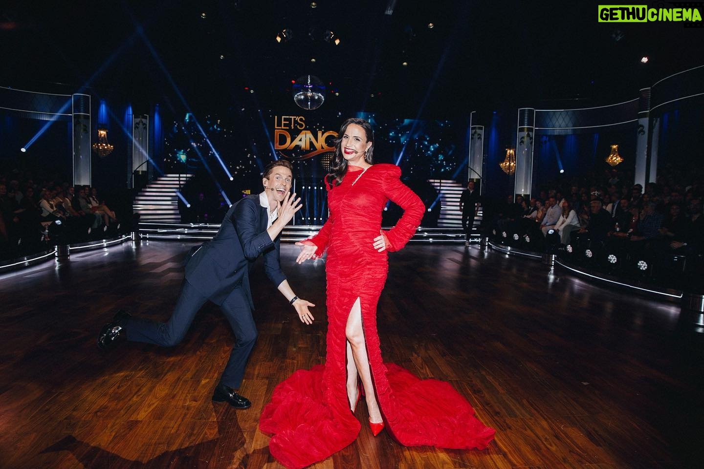 Petra Mede - 1.5K Likes - Tusen tack @lisaajax och @tobiasbader för underbara veckor med er ✨✨✨✨✨
Och ni gick ut med flaggan i topp! Så otroligt fin och känslosam dans.
❤️ @thedavidlindgren
”Men vad hade du på dig egentligen Petra!!!!” Skriker ni. Well hear me out: Klänning: @zaminascillasdotter
Smycken: @emmaengelbert
Jag var dock helt osminkad, eller?
@glammed.by.caroline
Jag improviserade allt, eller?
@mickemartensson och #Berger?
Men jag satte i alla fall på mig kläderna själv. Eller?
@ann_astrom @annacarolinakarlsson