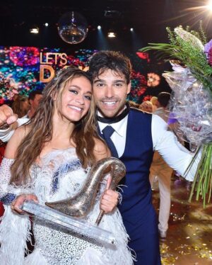 Petra Mede Instagram - GRATTIS @ericsaadeofficial @katjalujan ✨✨✨✨✨
Där satt den!
För alla timmar i danssalen, för alla synkar, för alla ”hur känns det nu?”-frågor från mig och David.
It paid off!
Satan i gatan vilka dansare ni är.
Tack @filipdikmen @linnhegdal för enastående danser. Tack @malinwatson du glädjespridare nr 1!
Tack tack tack till ALLA i produktionen.
Tack alla som jobbat som galningar under direktsändningen med att bära, flytta, fixa tusen grejer.
Tack @jossihellstrom @fiafang @mickemartensson @ann_astrom @annacarolinakarlsson @glammed.by.caroline @tony_irving_ @wilsonanndance @dermotclemenger  @johansandklef @sarihamsho @jfer.mel @davidwatsondance och alla ljuvliga dansare, deltagare, sångare och musiker. It takes two to tango and it takes 150 people to make Let’s dance.
På återseende hoppas jag.
Och @thedavidlindgren , du har nog redan gått första golfrundan hoppas jag!
❤️ 

Klänning: @larswallinofficial
Smycken: @olelynggaardcopenhagen
Skor: @sania.dmina 
💚 

Tack för underbara bilder @photographerkarintornblom 💙