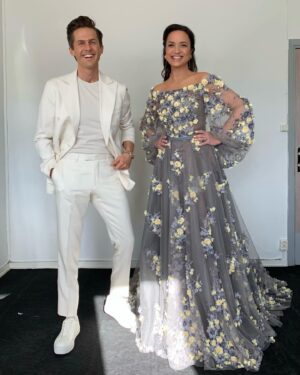 Petra Mede Instagram - Dansglädjen fortsätter vecka efter vecka tack vare underbara deltagare, dansare, jury, och ”produktionsmänskor” (känn er hopklumpade men lika älskade) ❤️
Styling @sarabiderman 
Smink @connybackstrom 
Hår @gustav.lagertrad 
Klänning @idalanto_couture 
Smycken @olelynggaardcopenhagen 
Naglar @fridaselkirk 
Stylistassistent @sarahhjanina