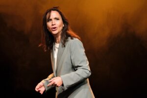 Petra Mede Instagram - Petra Mede. ”50/50”. på Scalateatern i Stockholm. Tusen tack till Anna Granath (regi), Oscar Engström (scentekniker och skådespelare) Pelle Meyer (tekniker), Sofia Ringertz (kostym), Inger Österbo (ekonomi), Nora Lith Ozarowsky (biljettansvarig), Knut Koivisto (lanseringsbild och föreställningsbilder), Helena Iles (PR), LG Blom (reklammaterial), Göran ”Igge” Iggsten (scenchef), Estani Reynoso (vaktmästare), Tova Nyqvist (producent), Conrad Nyqvist (producent), Matilda Klein (f d producent) samt hela Scalateaterns underbara personal. Och stort tack till min agent Peter Jansson!
Detta har varit ett rent och odramatiskt nöje!