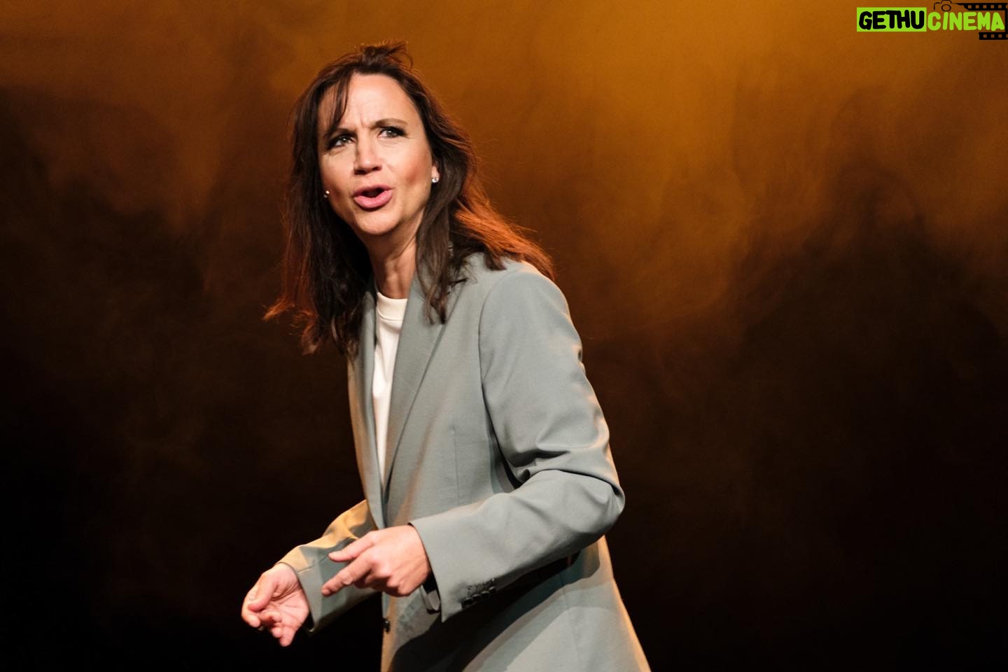 Petra Mede - 1.3K Likes - Petra Mede. ”50/50”. på Scalateatern i Stockholm. Tusen tack till Anna Granath (regi), Oscar Engström (scentekniker och skådespelare) Pelle Meyer (tekniker), Sofia Ringertz (kostym), Inger Österbo (ekonomi), Nora Lith Ozarowsky (biljettansvarig), Knut Koivisto (lanseringsbild och föreställningsbilder), Helena Iles (PR), LG Blom (reklammaterial), Göran ”Igge” Iggsten (scenchef), Estani Reynoso (vaktmästare), Tova Nyqvist (producent), Conrad Nyqvist (producent), Matilda Klein (f d producent) samt hela Scalateaterns underbara personal. Och stort tack till min agent Peter Jansson!
Detta har varit ett rent och odramatiskt nöje!