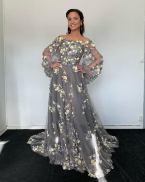 Petra Mede Instagram - Dansglädjen fortsätter vecka efter vecka tack vare underbara deltagare, dansare, jury, och ”produktionsmänskor” (känn er hopklumpade men lika älskade) ❤️
Styling @sarabiderman 
Smink @connybackstrom 
Hår @gustav.lagertrad 
Klänning @idalanto_couture 
Smycken @olelynggaardcopenhagen 
Naglar @fridaselkirk 
Stylistassistent @sarahhjanina