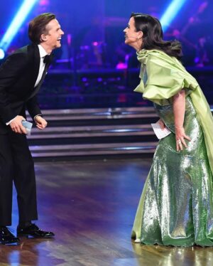 Petra Mede Instagram - GRATTIS @ericsaadeofficial @katjalujan ✨✨✨✨✨
Där satt den!
För alla timmar i danssalen, för alla synkar, för alla ”hur känns det nu?”-frågor från mig och David.
It paid off!
Satan i gatan vilka dansare ni är.
Tack @filipdikmen @linnhegdal för enastående danser. Tack @malinwatson du glädjespridare nr 1!
Tack tack tack till ALLA i produktionen.
Tack alla som jobbat som galningar under direktsändningen med att bära, flytta, fixa tusen grejer.
Tack @jossihellstrom @fiafang @mickemartensson @ann_astrom @annacarolinakarlsson @glammed.by.caroline @tony_irving_ @wilsonanndance @dermotclemenger  @johansandklef @sarihamsho @jfer.mel @davidwatsondance och alla ljuvliga dansare, deltagare, sångare och musiker. It takes two to tango and it takes 150 people to make Let’s dance.
På återseende hoppas jag.
Och @thedavidlindgren , du har nog redan gått första golfrundan hoppas jag!
❤️ 

Klänning: @larswallinofficial
Smycken: @olelynggaardcopenhagen
Skor: @sania.dmina 
💚 

Tack för underbara bilder @photographerkarintornblom 💙