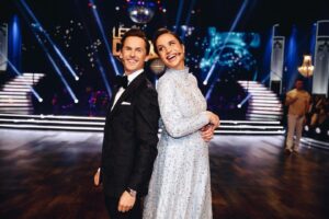 Petra Mede Instagram - Tack för igår. @thedavidlindgren lyfter alltid mig så nu var det min tur att lyfta honom.
 
Tusen tack @cissivonderesch och @hugogustafsson för era underbara danser. Ni blir saknade 💜

Tack också manusförfattarna @mickemartensson och Fredrik Berger. 

Styling: @ann_astrom & @annacarolinakarlsson 
@glammed.by.caroline 
Klänning: @felicialindback_couture
Smycken: @olelyngaardcopenhagen
Skor: @sania.dmina 

Ha en fin söndag🌞