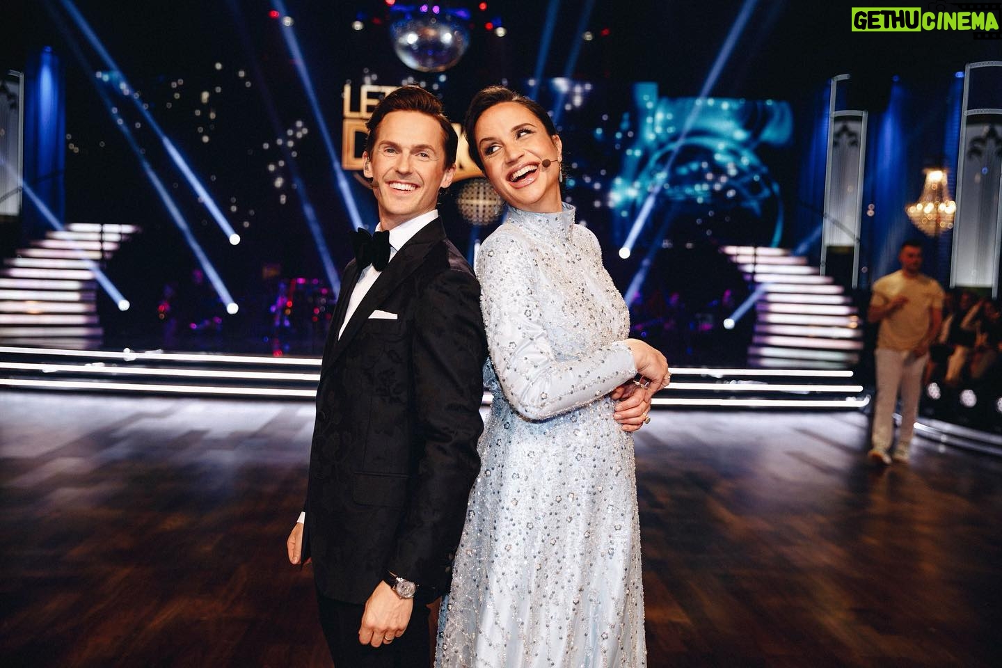 Petra Mede - 2K Likes - Tack för igår. @thedavidlindgren lyfter alltid mig så nu var det min tur att lyfta honom.
Tusen tack @cissivonderesch och @hugogustafsson för era underbara danser. Ni blir saknade 💜
Tack också manusförfattarna @mickemartensson och Fredrik Berger.
Styling: @ann_astrom & @annacarolinakarlsson
@glammed.by.caroline
Klänning: @felicialindback_couture
Smycken: @olelyngaardcopenhagen
Skor: @sania.dmina
Ha en fin söndag🌞