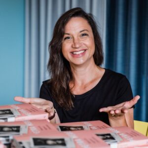 Petra Mede Instagram - Dagen ni alla väntat på är här! Min bokrelease:
Skam och högmod i Sävedalen.
Ta det nu lugnt där ute i butikerna. Den räcker till alla. Och i nödfall trycker vi nya! 🎓

#skamochhögmodisävedalen #bokrelease @norstedts_forlag
