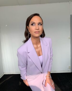 Petra Mede Instagram - Let’s dance forever.
Älskar produktionen och hela teamet. Alla dansare och underbara, modiga deltagare. ❤️❤️
Stylist @sarabiderman 
Smink @connybackstrom 
Hår @gustav.lagertrad 
Naglar @fridaselkirk 
Smycken @lwljewelry 
Stylistassistent @sarahhjanina 
Kostym @samsoesamsoe 
Skor @zara
