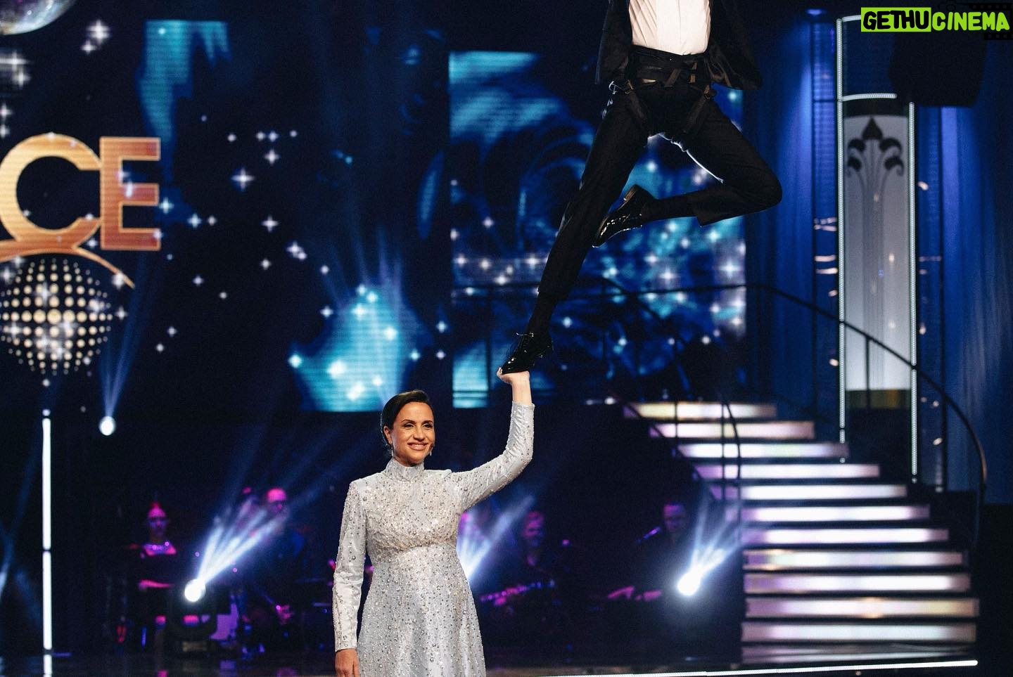 Petra Mede - 2K Likes - Tack för igår. @thedavidlindgren lyfter alltid mig så nu var det min tur att lyfta honom.
Tusen tack @cissivonderesch och @hugogustafsson för era underbara danser. Ni blir saknade 💜
Tack också manusförfattarna @mickemartensson och Fredrik Berger.
Styling: @ann_astrom & @annacarolinakarlsson
@glammed.by.caroline
Klänning: @felicialindback_couture
Smycken: @olelyngaardcopenhagen
Skor: @sania.dmina
Ha en fin söndag🌞