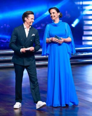 Petra Mede Instagram - Tack för en riktigt spännande semifinal bästa @tony_irving_ @wilsonanndance @dermotclemenger @ericsaadeofficial @katjalujan @filipdikmen @linnhegdal ✨✨✨✨ 
Och vilken succé ni gjort världens bästa @mariemandelmann och @jonathan_naslund ❤️❤️
Vi är många som stått mållösa av beundran. Marie, du har inte bara blivit en underbar dansare, du har också förgyllt hela våren för oss som fått lära känna dig.
❤️❤️❤️

Och @thedavidlindgren ”let’s go, let’s dance” 😂❤️

Men hey, kan jag få lite uppmärksamhet också.
Jag såg ju ut som a million dollar tack vare världens bäste @larswallindesigner @glammed.by.caroline @ann_astrom @annacarolinakarlsson 

Och jag blev rolig tack vare @mickemartensson #fredrikberger 

Och behöll värdigheten tack vare @jossihellstrom ❤️❤️

Tusen tack bästa fotograf @photographerkarintornblom